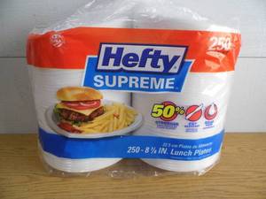 lot 4 image: Hefty Supreme Lunch Plates