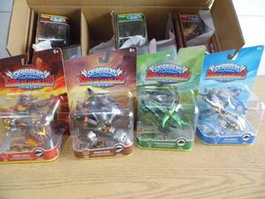lot 20 image: Lot of 12 Skylander Figures