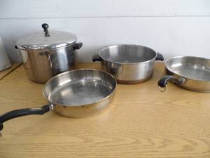 lot 45 image: Lot of 2 Frying Pans - 2 Kettles