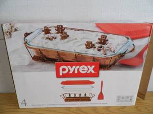 lot 47 image: Pyrex Set
