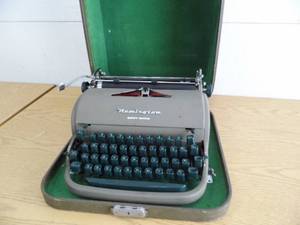 lot 62 image: Remington Quiet-Rite Typewriter