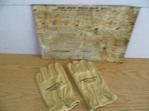 lot 74 image: Embden Gloves - John Deere Metal Sign