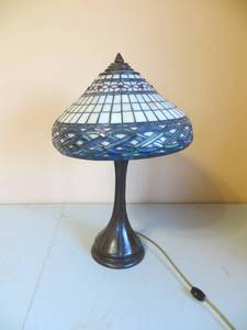 lot 2 image: Stained Glass Tabletop Lamp
