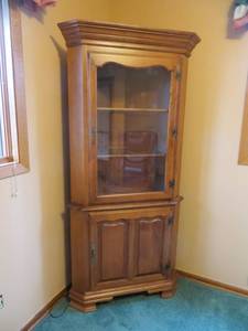 lot 3 image: Lighted Corner Cabinet