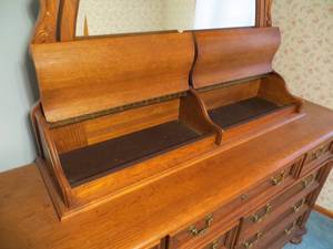 lot 4 image: HUGE 9-Drawer Dresser wMirror