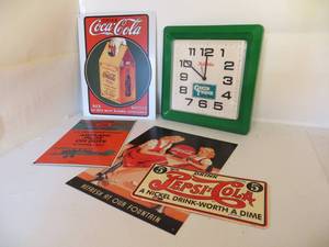lot 17 image: 5 Pieces of Retro-Inspired Dcor