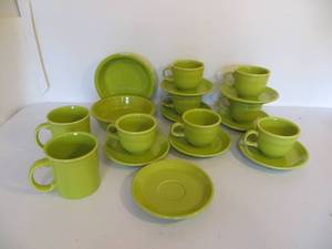 lot 27 image: 19 Pieces of Lime Green Fiestaware