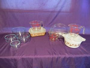 lot 28 image: 13 Pieces of Pyrex