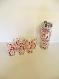 lot 32 image: VINTAGE Martini Shaker with 6 Matching Glasses