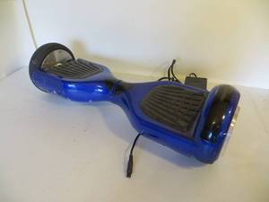 lot 39 image: Blue Hoverboard with Charger