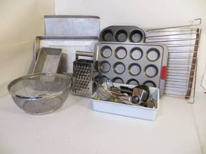 lot 46 image: Large Lot of Miscellaneous Kitchen Items