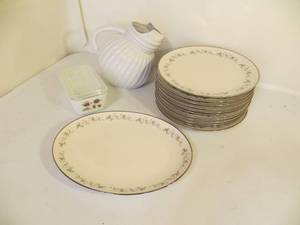 lot 47 image: 15 Pieces of Kitchen Items