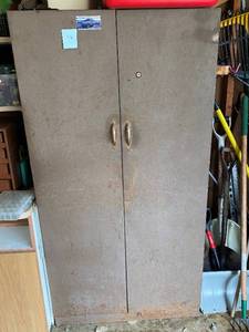 lot 98 image: Large Metal Storage Cabinet
