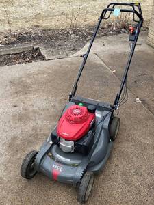 lot 107 image: Working Honda HRX 217 Lawn Mower