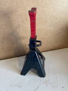 lot 112 image: Single 2 Ton Team Mechanix Jack Stand