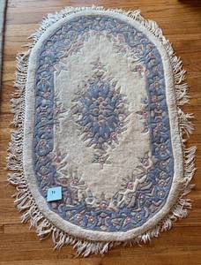 lot 90 image: Small Rug