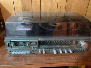 lot 186 image: Emerson Record  Tape Player