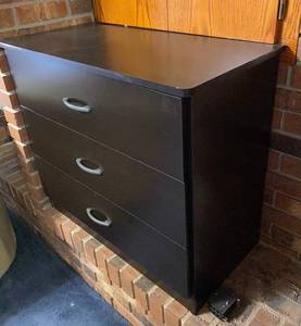 lot 193 image: 3 Drawer Chest
