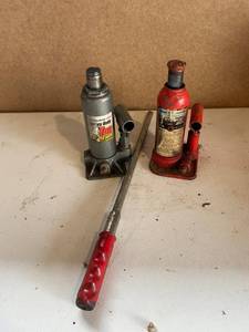 lot 114 image: Pair of 4 ton and 3 ton Jacks
