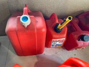 lot 115 image: 6 Gas Cans