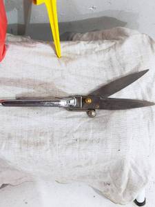lot 10 image: Sprinkler, Hedge Trimmer, Seed Spre...