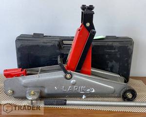 lot 61 image: Larin Hydraulic Jack with Case, 2.5 ton capacity - SHIPPING AVAILABLE