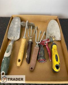 lot 118 image: Garden Hand Tools - SHIPPING AVAILABLE