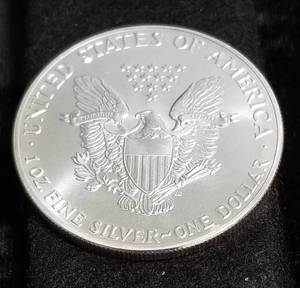 1986 AMERICAN SILVER EAGLE 1 TROY OZ. .999 FINE SILVER DOLLAR