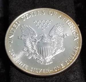 1988 AMERICAN SILVER EAGLE 1 TROY OZ. .999 FINE SILVER DOLLAR