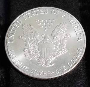 1990 AMERICAN SILVER EAGLE 1 TROY OZ. .999 FINE SILVER DOLLAR