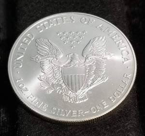 2001 AMERICAN SILVER EAGLE 1 TROY OZ. .999 FINE SILVER DOLLAR