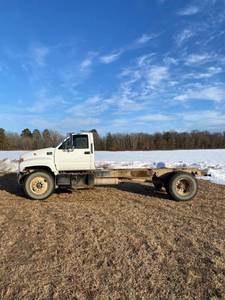 lot 2 image: 2002 GMC C6500