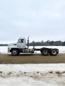 lot 1 image: 1999 Mack Semi Truck