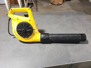 lot 2 image: Paramount Electric Leaf Blower