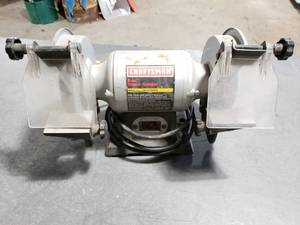 lot 7 image: Craftsman 6 Inch Bench Grinder
