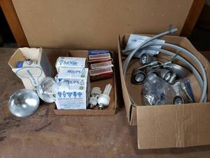lot 37 image: Flexible Track Light and Light Bulbs