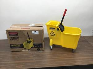 lot 14 image: Rubbermaid Commercial Products 31 Qt. Tandem Mop Bucket
