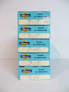 lot 12 image: 5 Athearn Traincars