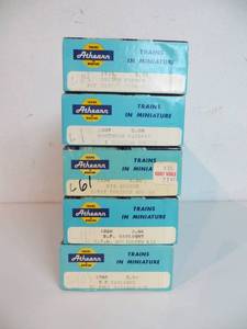 lot 13 image: 5 Athearn Traincars