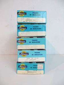 lot 16 image: 5 Athearn Traincars