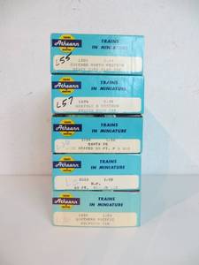 lot 19 image: 5 Athearn Traincars