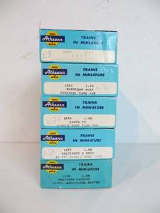 lot 20 image: 5 Athearn Traincars