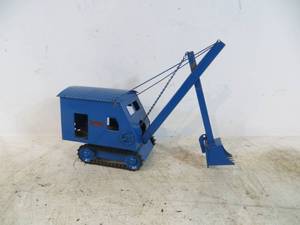lot 31 image: VINTAGE Metal Structo Toys Excavator