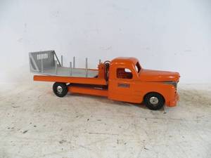 lot 32 image: VINTAGE Metal Structo Toys Flatbed Winch Truck