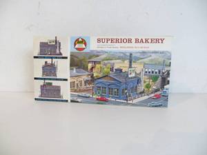 lot 28 image: HO Scale Superior Bakery Model