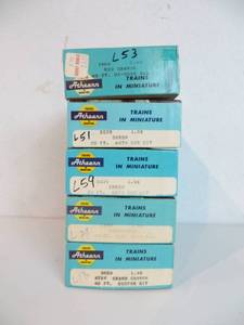lot 21 image: 5 Athearn Traincars