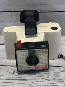 lot 28 image: Vintage Poloroid Swinger Model 20 Camera