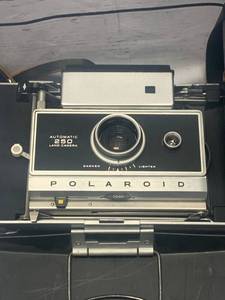 lot 58 image: Vintage Poloroid Automatic 250 Land Camera w Flash Case