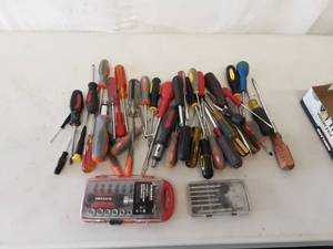 lot 20 image: Lot Of Assorted Screw Drivers