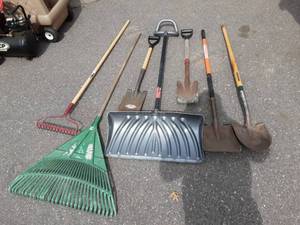 lot 28 image: Lot Of Shovels & Rakes
